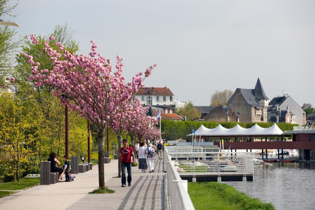 Hotel Des Thermes Les Domes Vichy Exterior foto