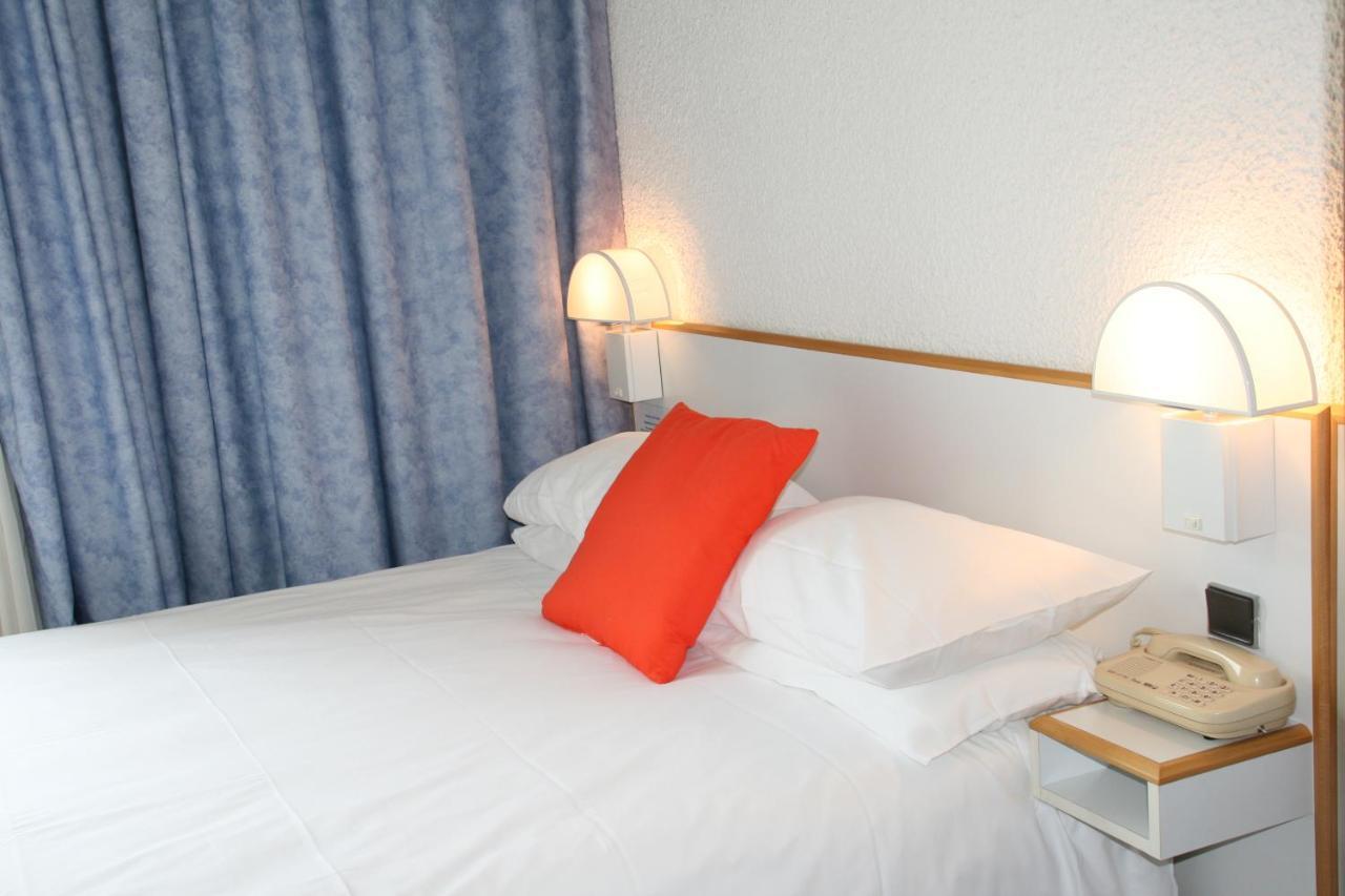 Hotel Des Thermes Les Domes Vichy Exterior foto